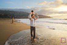 À Redondo Beach, en Californie, une mère et un père jouent avec leurs deux fils sur la plage au coucher du soleil. La famille est entourée de rires joyeux, leurs sourires illuminant doucement la lumière dorée.