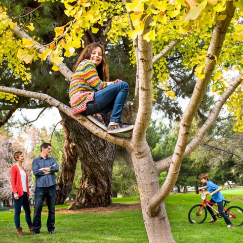 Este vibrante retrato de estilo de vida captura a alegria e a energia de adolescentes e pais se divertindo em um parque pitoresco em Mountain View, CA