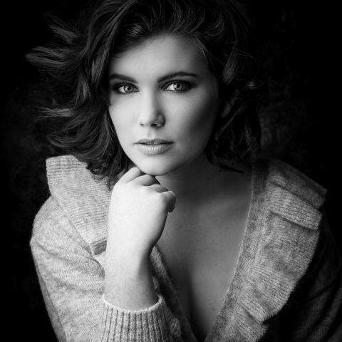 BW studio portrait of Auvergne-Rhone-Alpes lifestyle photographer Laura Duvouldy of France