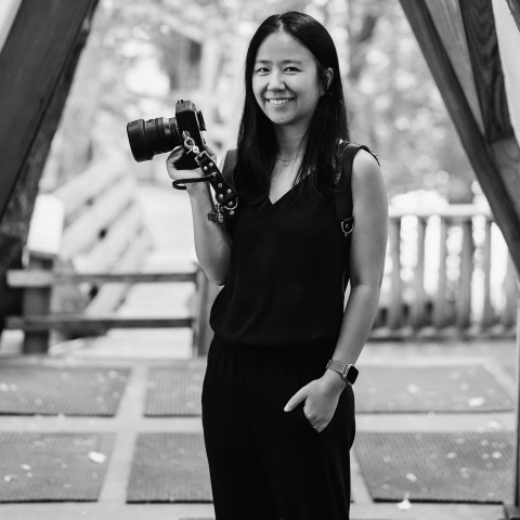 Retrato do fotógrafo de estilo de vida Yao Zhang segurando sua câmera