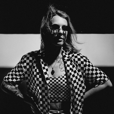 Black-and-white portrait of LPA lifestyle photographer Audrey Dubessay in Maine-et-Loire, Pays de la Loire, France
