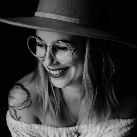 Studio portrait of Nina Pontida, lifestyle photographer in Rennes, Brittany