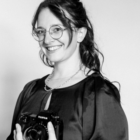 Valentine Durand Gratian – fotógrafo de estilo de vida e casamento, Isère, França Retrato em preto e branco de Valentine Durand Gratian, fotógrafo de estilo de vida e casamentos em Isère, França.